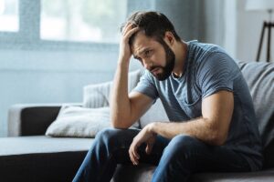 a man struggles with the effect his trauma is having on his alcohol addiction